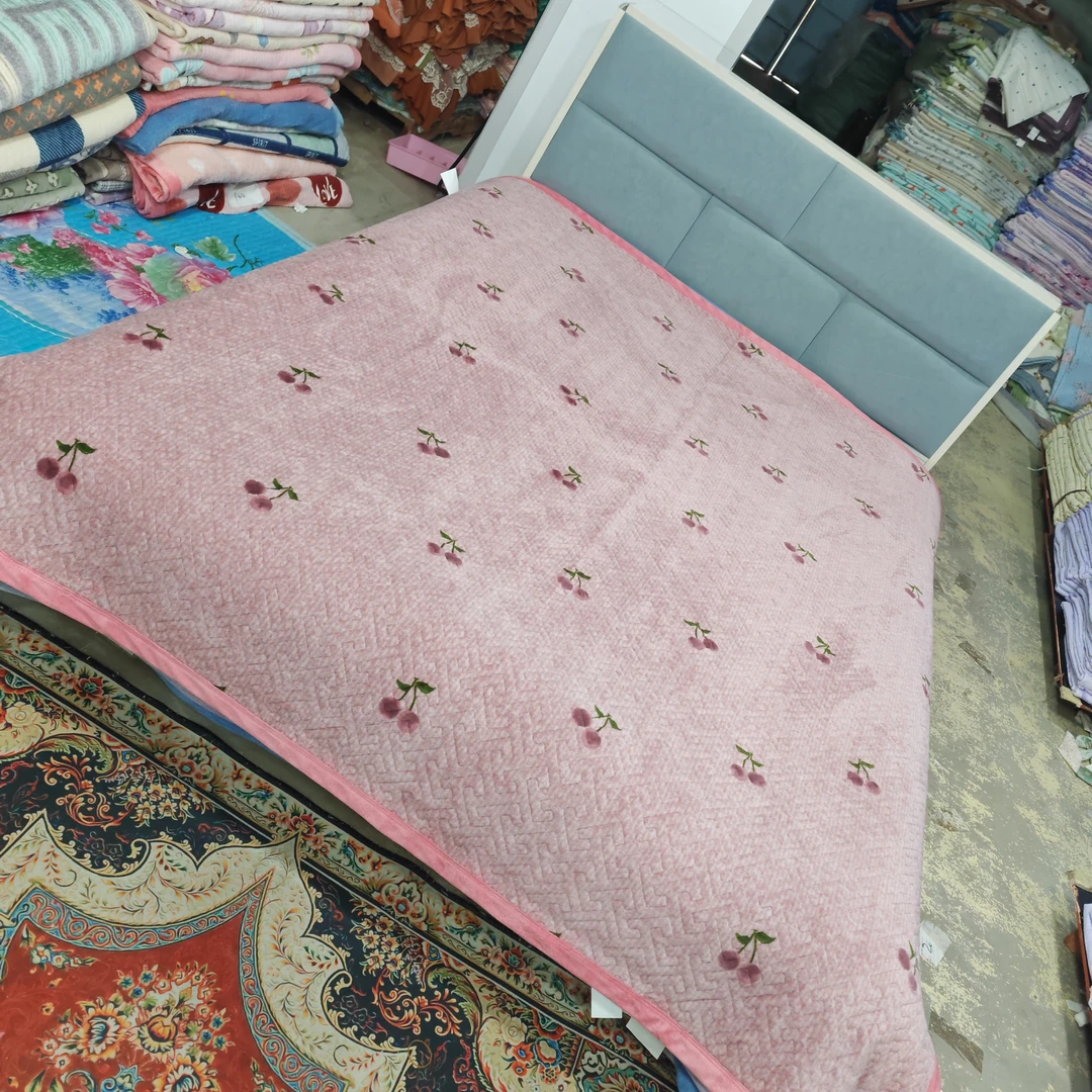 牛奶绒床盖《紫色大樱桃》2米*2.3米