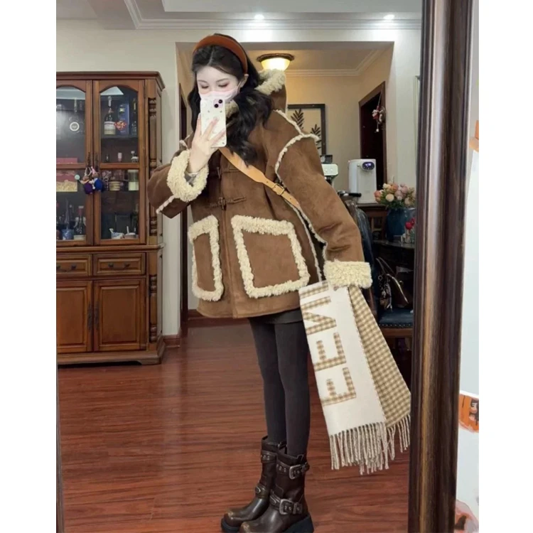 美拉德卡其色拼接羊羔毛外套女冬加厚高级感保暖皮毛一体连帽大衣