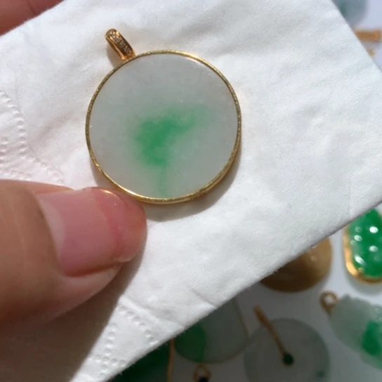 翡翠颈饰未镶嵌翡翠