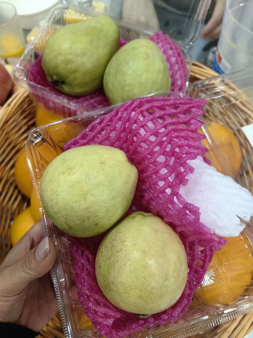 草莓芭乐夹乌梅一盒