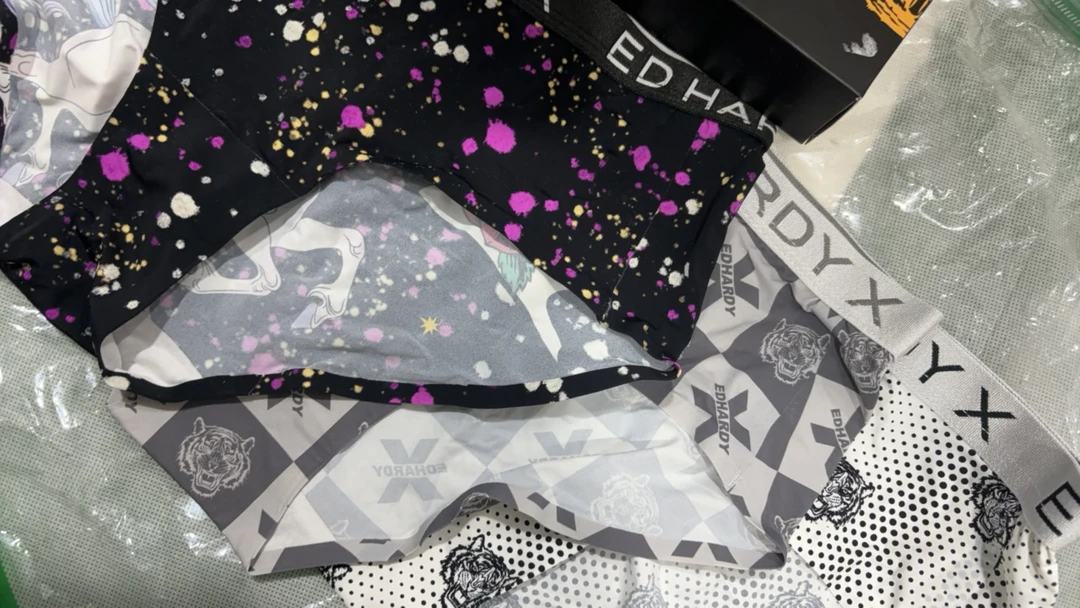 1714女士短裤三条一盒（白黑灰花色）