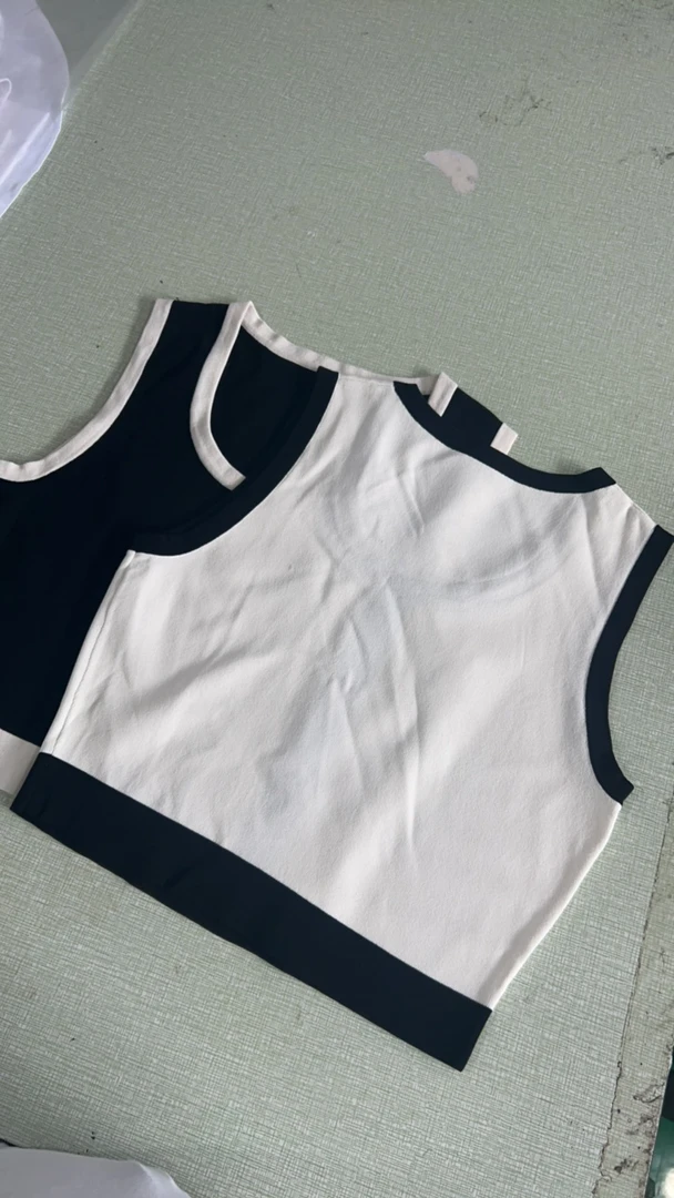 女士冰丝针织背心黑白二色剪标微瑕（扣子已配）