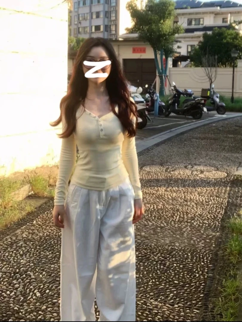 美式辣妹奶黄色打底秋季纯欲百搭刺绣设计感收腰修身显瘦短款上衣