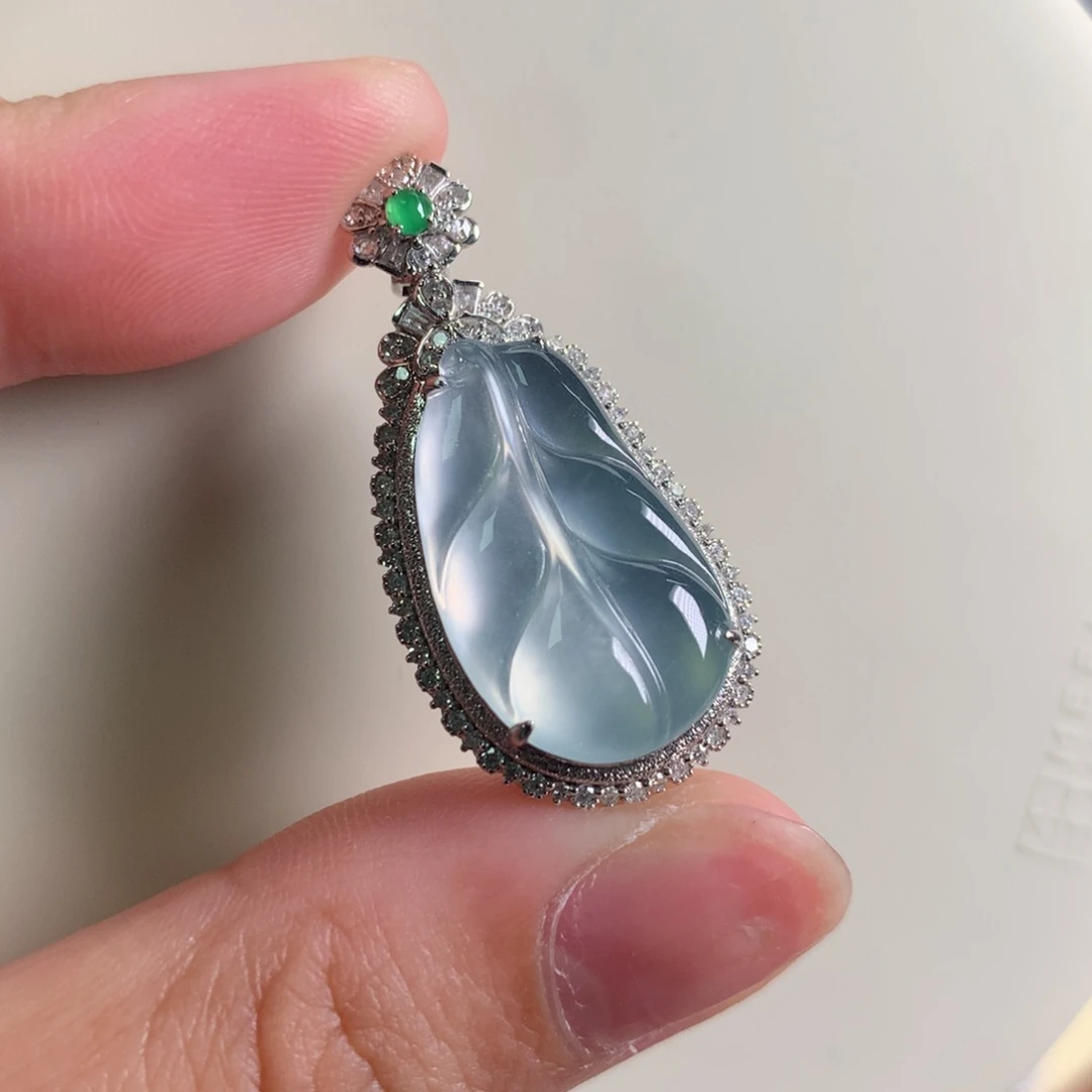 翡翠颈饰18K金镶嵌芭蕉叶