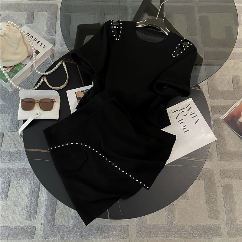 赫本风高级感休闲时尚夏季设计感黑色短袖上衣短裙两件套装女装