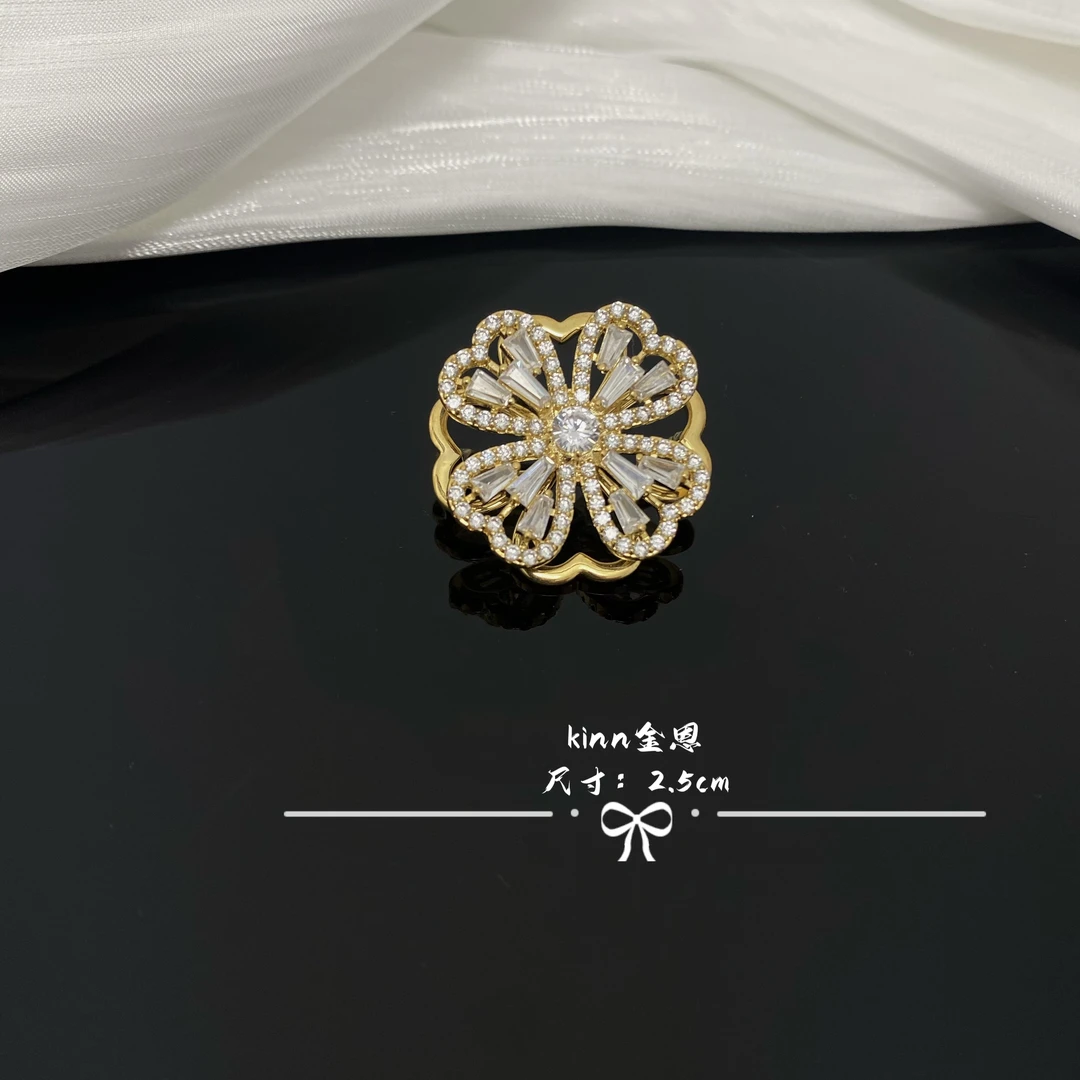 铜合金胸针 轻奢时尚百搭小众简约设计师精致满钻 旋转四叶花胸针