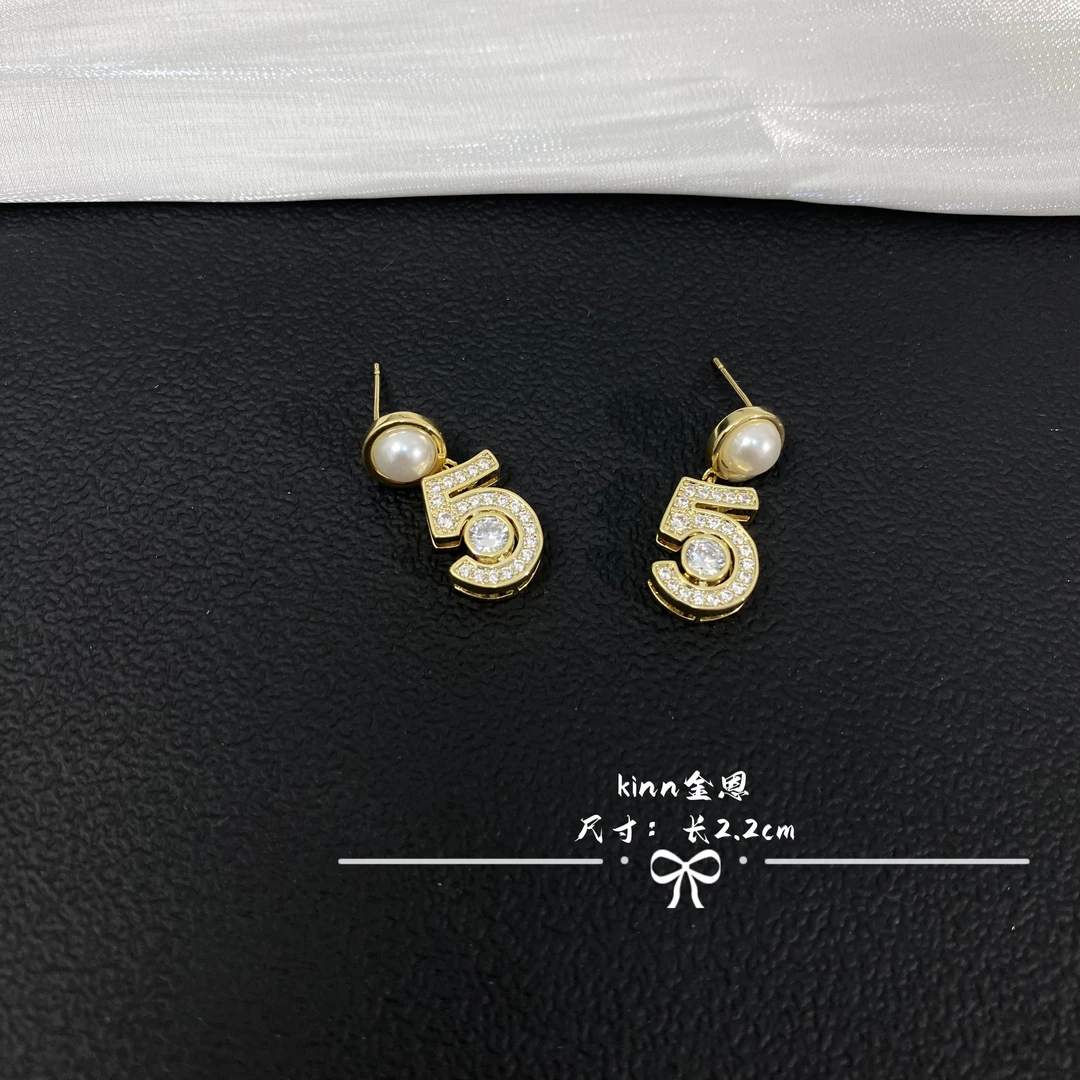 铜合金耳饰 小香风气质轻奢时尚百搭小众简约灵动设计感 字母耳环