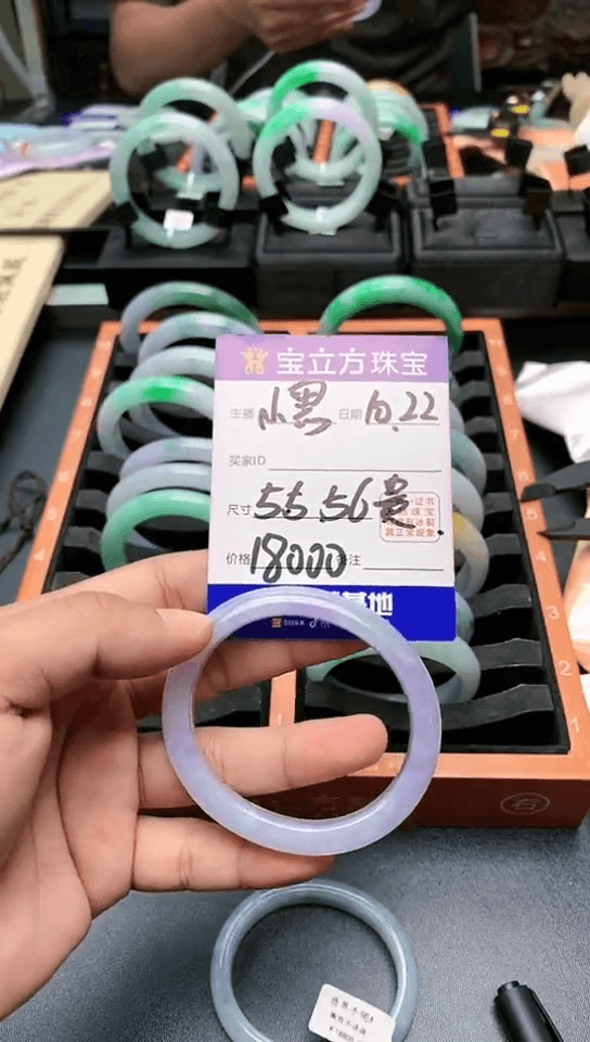 【闪购商品】翡翠手镯未镶嵌56贵妃