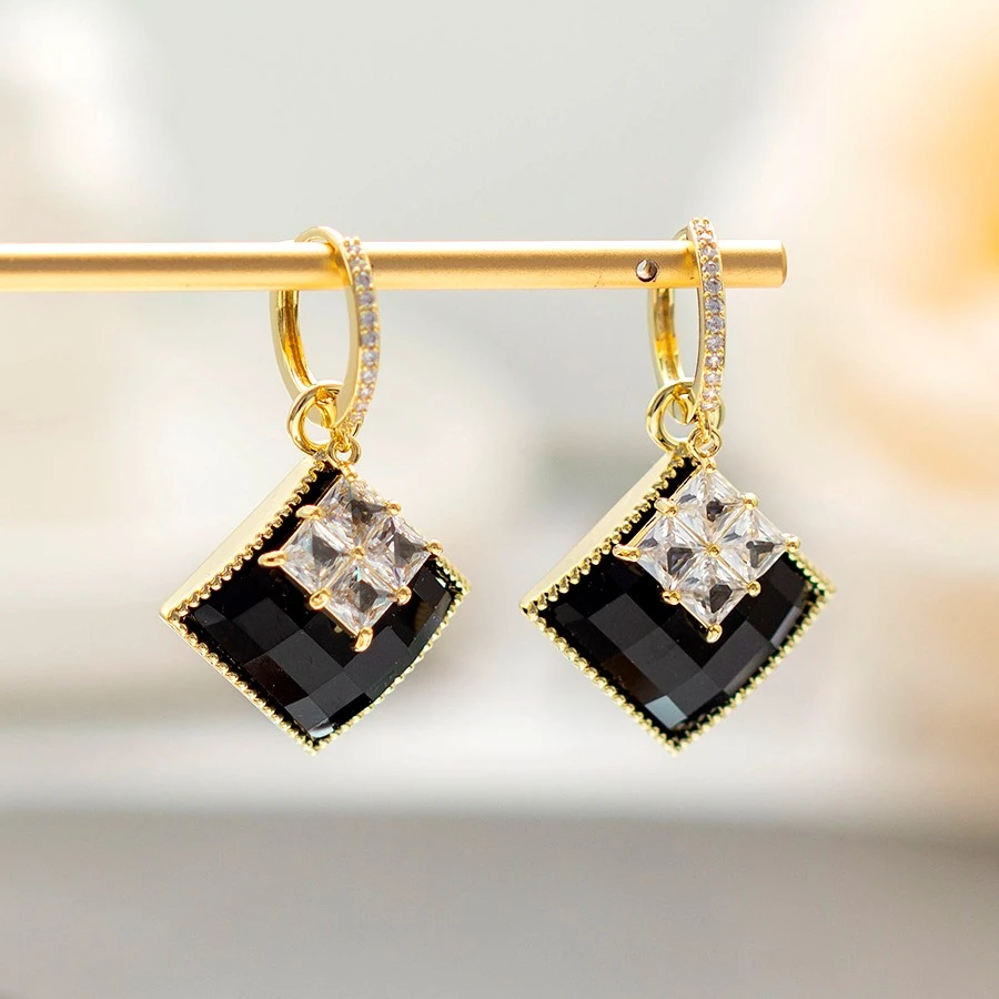 铜合金合成锆石耳饰 2023秋冬黑色百搭方块耳环经典美拉德风1386