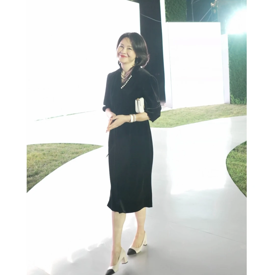 我是摩羯 马斯克活动同款 韩国丝绒荷叶边珍珠立领细腰绳连衣裙