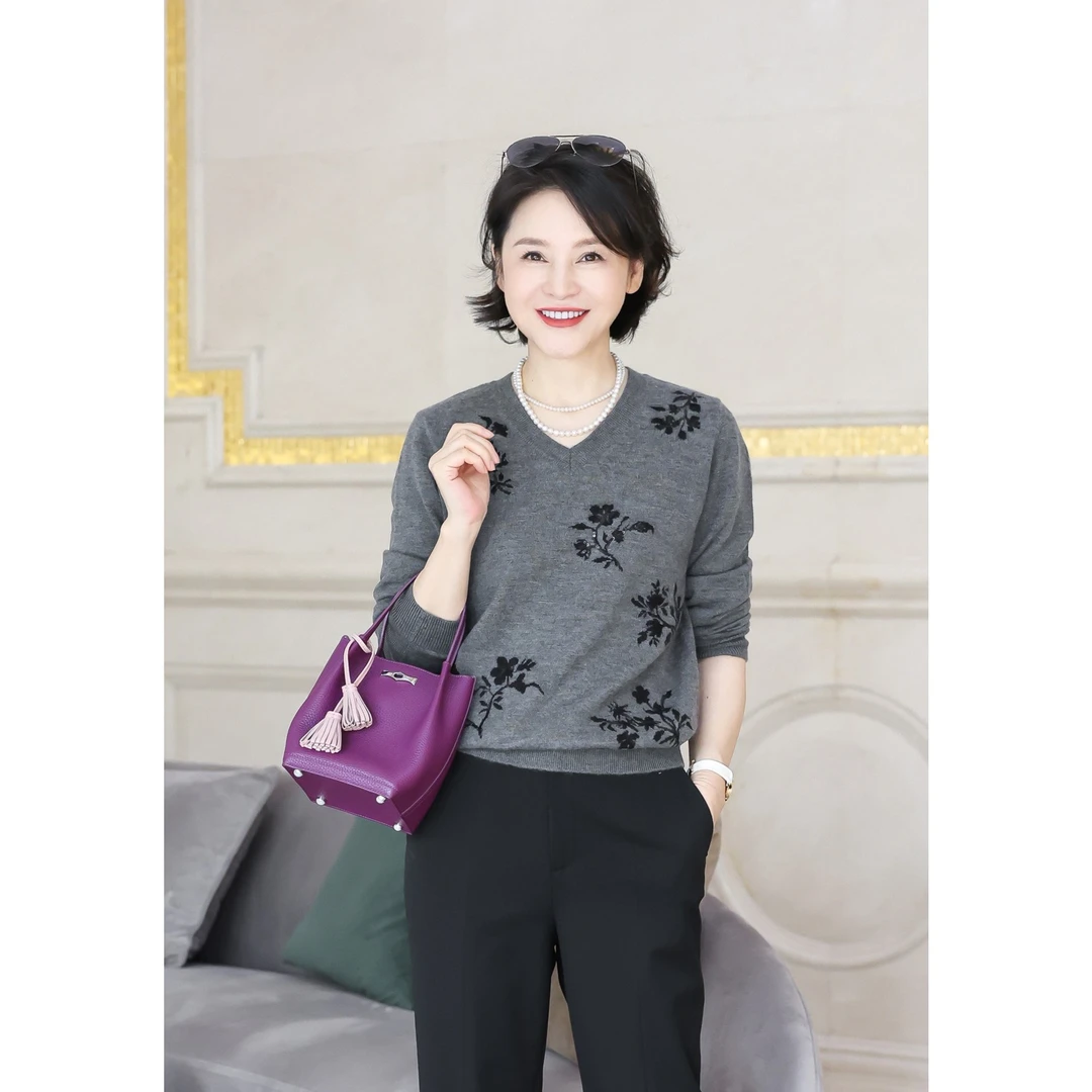 我是摩羯 墨雨云烟 康赛妮30羊绒70美丽精美立体珠片绣V领针织衫