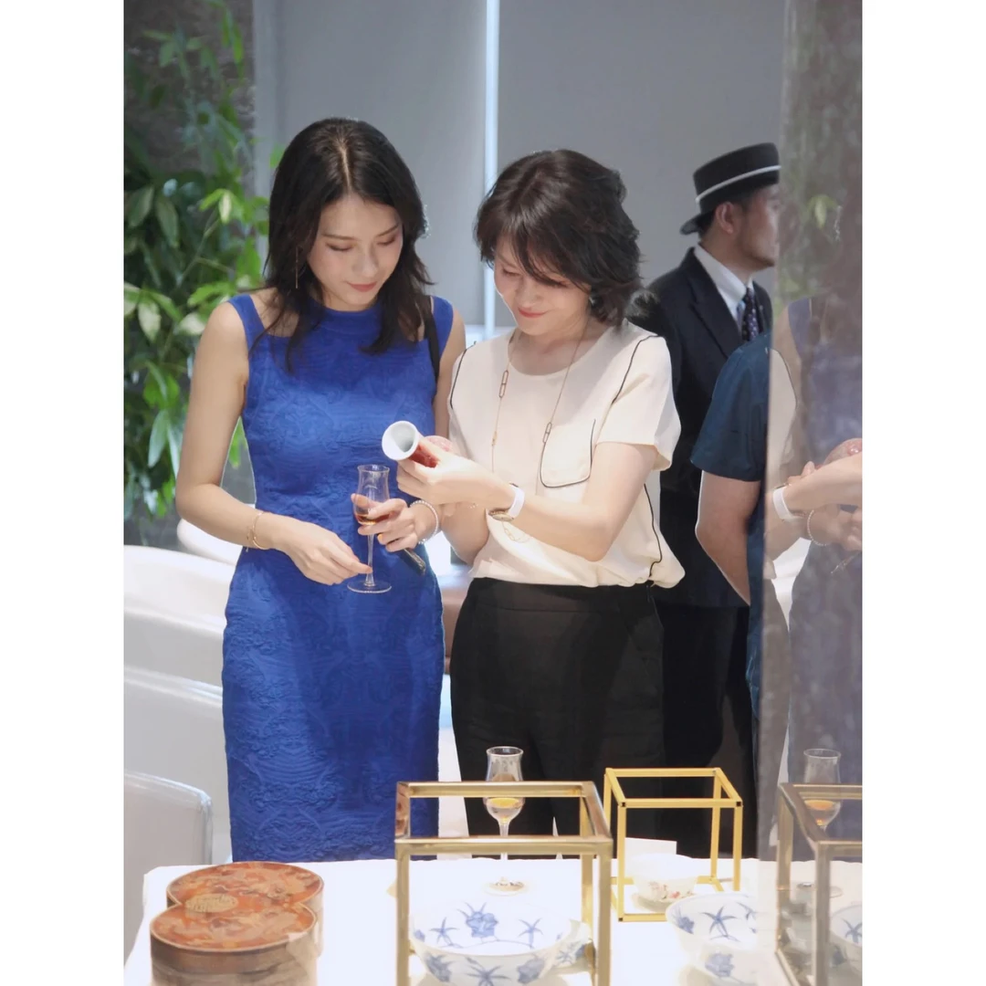 我是摩羯富士山下30MM真丝重绉撞色圆领定织工作桑蚕丝小衫上衣