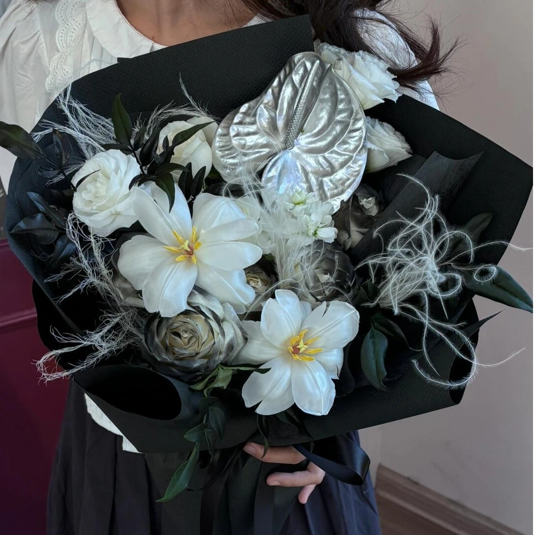 门店小时达-花边新闻-爱意随风起-9朵玫瑰2枝郁金香桔梗掌混搭花束高端定制喷色工艺小众高级生日送男士