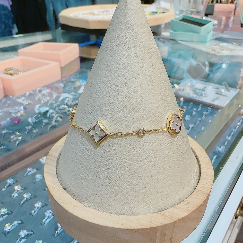 钛钢仿珍珠手链 白色花花手链