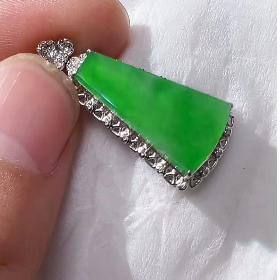 缅甸天然翡翠吊坠