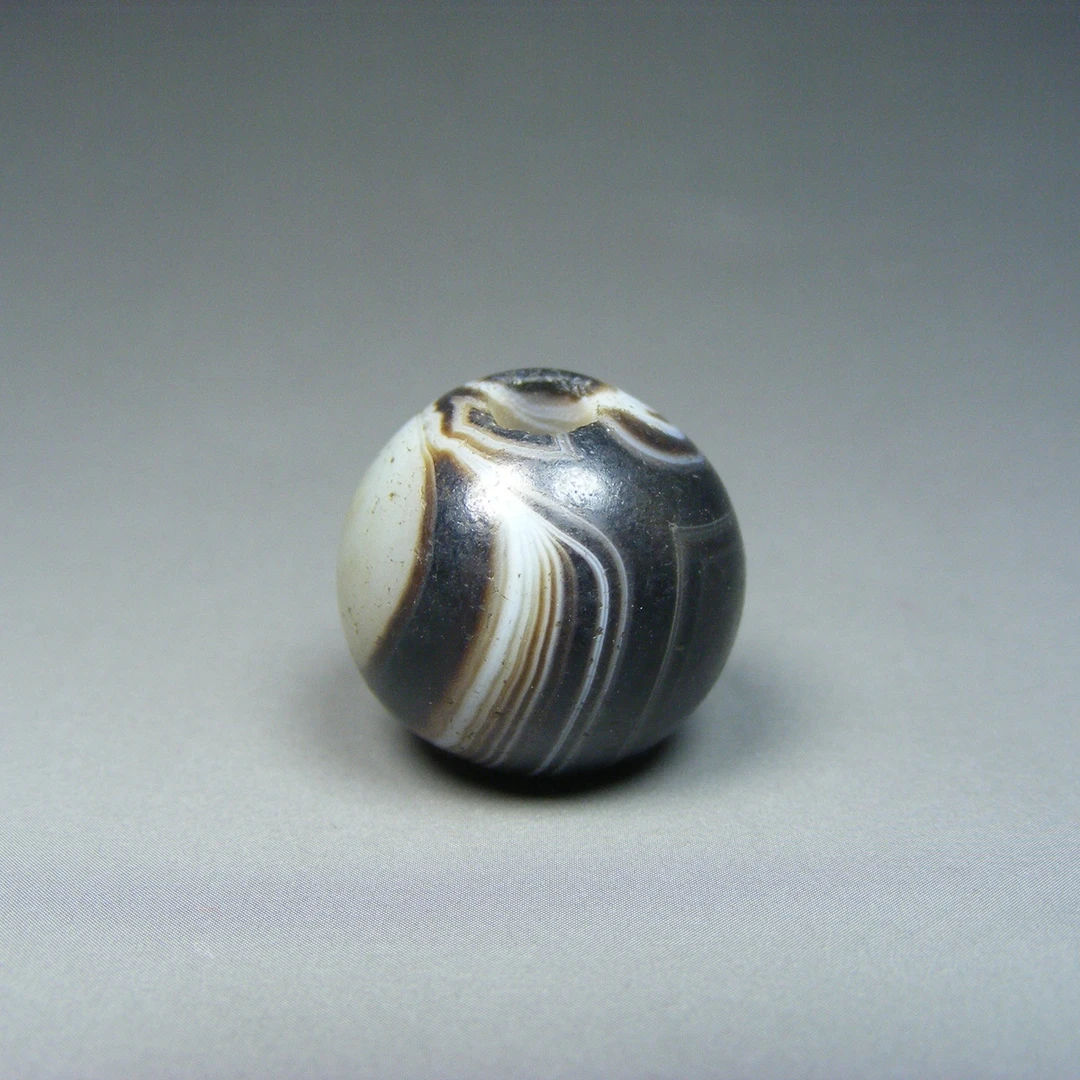 西亚上百年的咖啡色加白双色缠丝玛瑙大圆珠