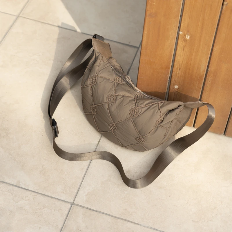 今年流行包包女2025新款通勤出游布包单肩大托特包菱格包