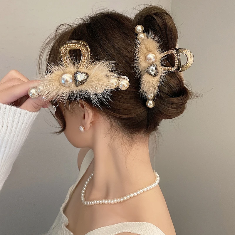 毛毛珍珠抓夹女秋冬发夹2024新款后脑勺盘发大号鲨鱼夹头饰高级感