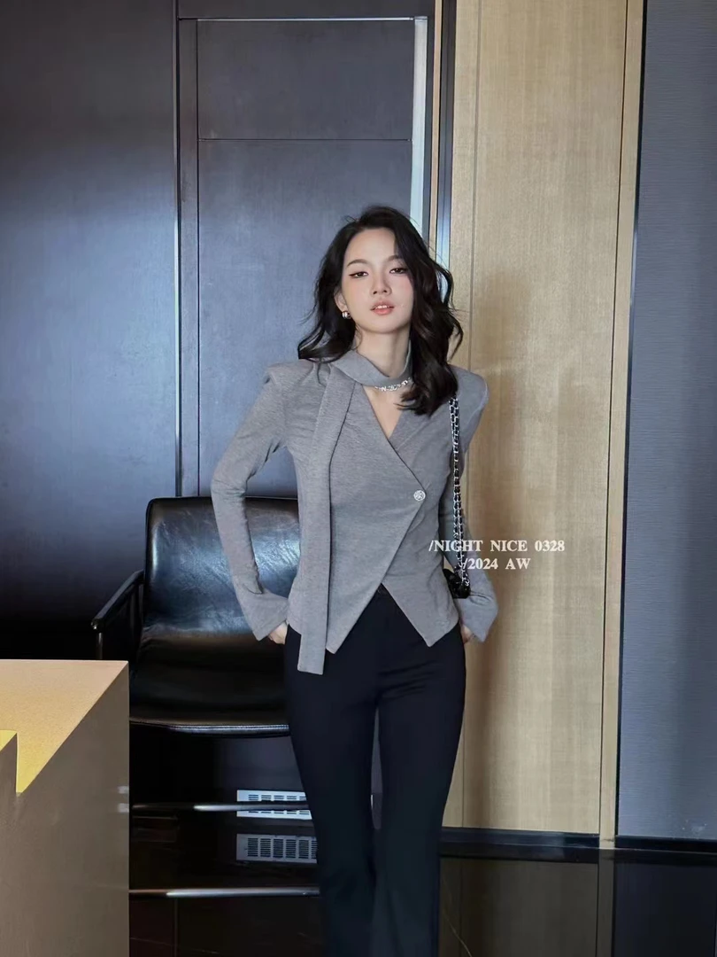 梦小小女装2024早秋新款性感飘带V领收腰不规则纽扣长袖显瘦垫肩Ｔ
