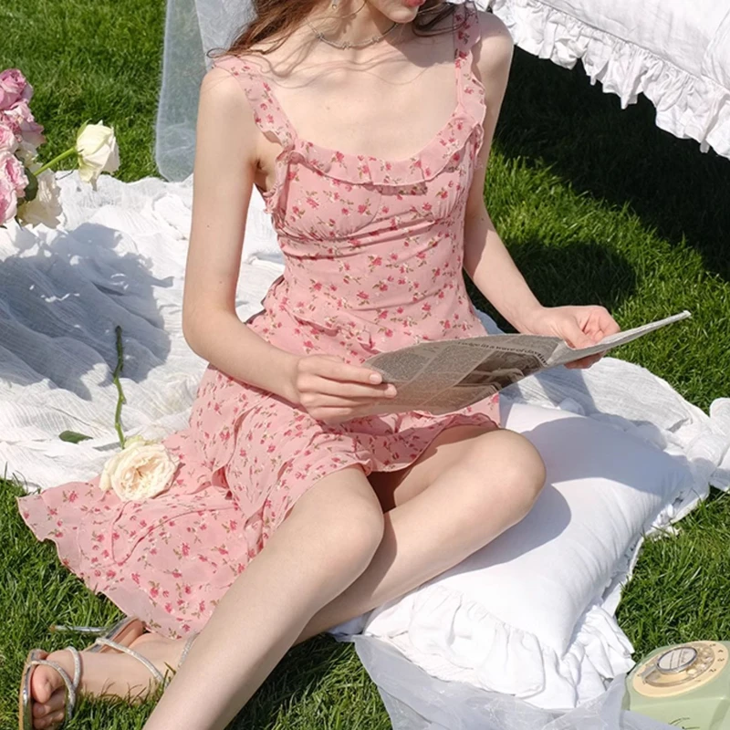 茶歇法式碎花连衣裙女夏2024新款收腰显瘦设计感小众荷叶边吊带裙