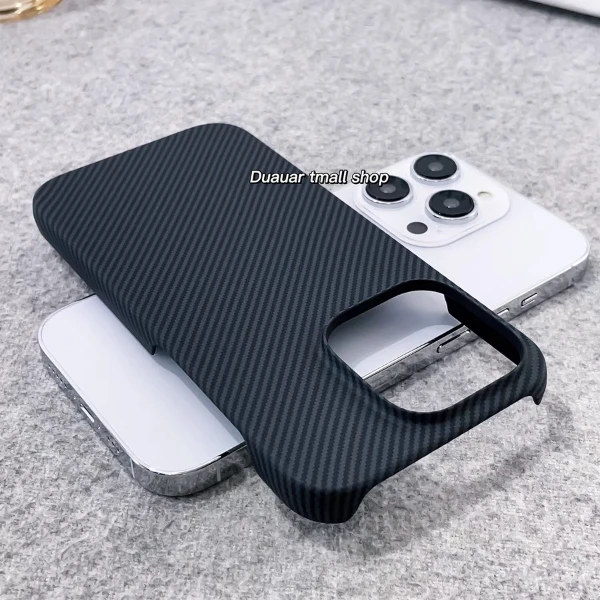 亲服防指纹碳纤维纹理适用苹果16手机壳iPhone15promax半包14简约