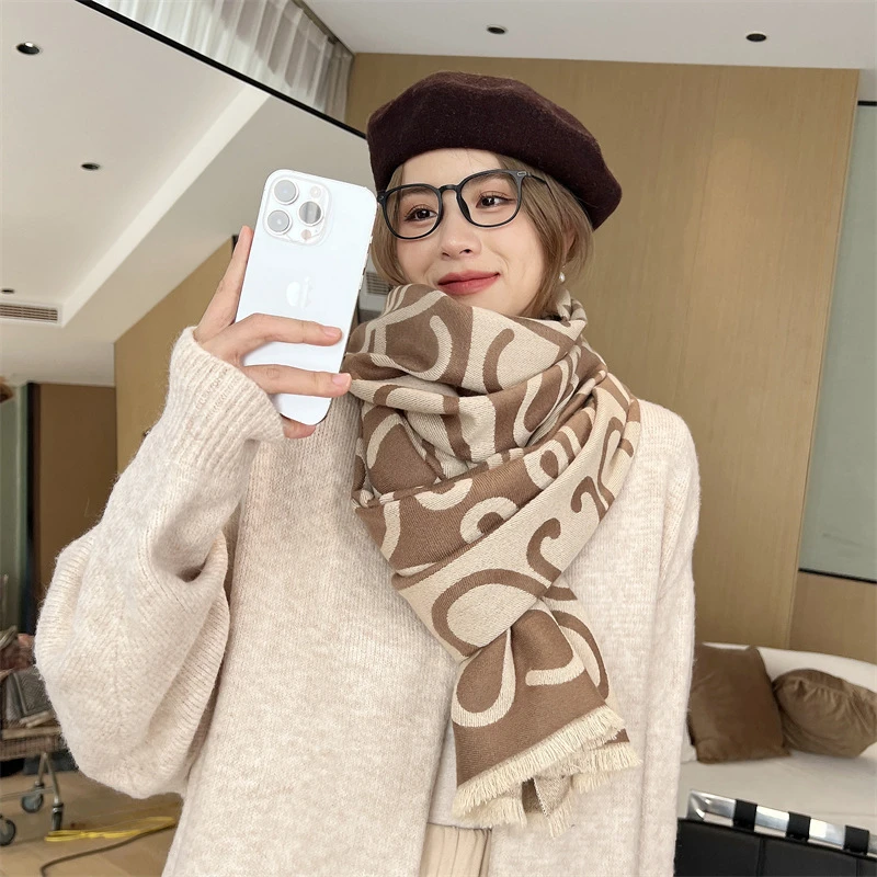 拼色字母包芯纱提花围巾女韩版时尚高级感仿羊绒披肩保暖加厚围脖