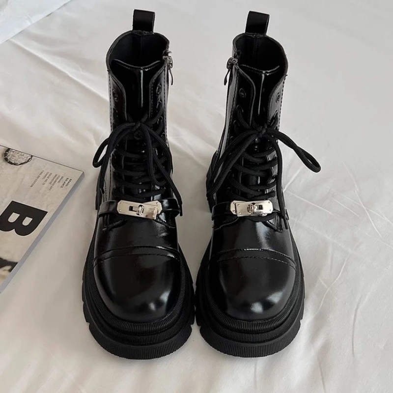 银扣黑色马丁靴新款秋季甜酷英伦风时尚百搭爆款厚底增高马丁靴