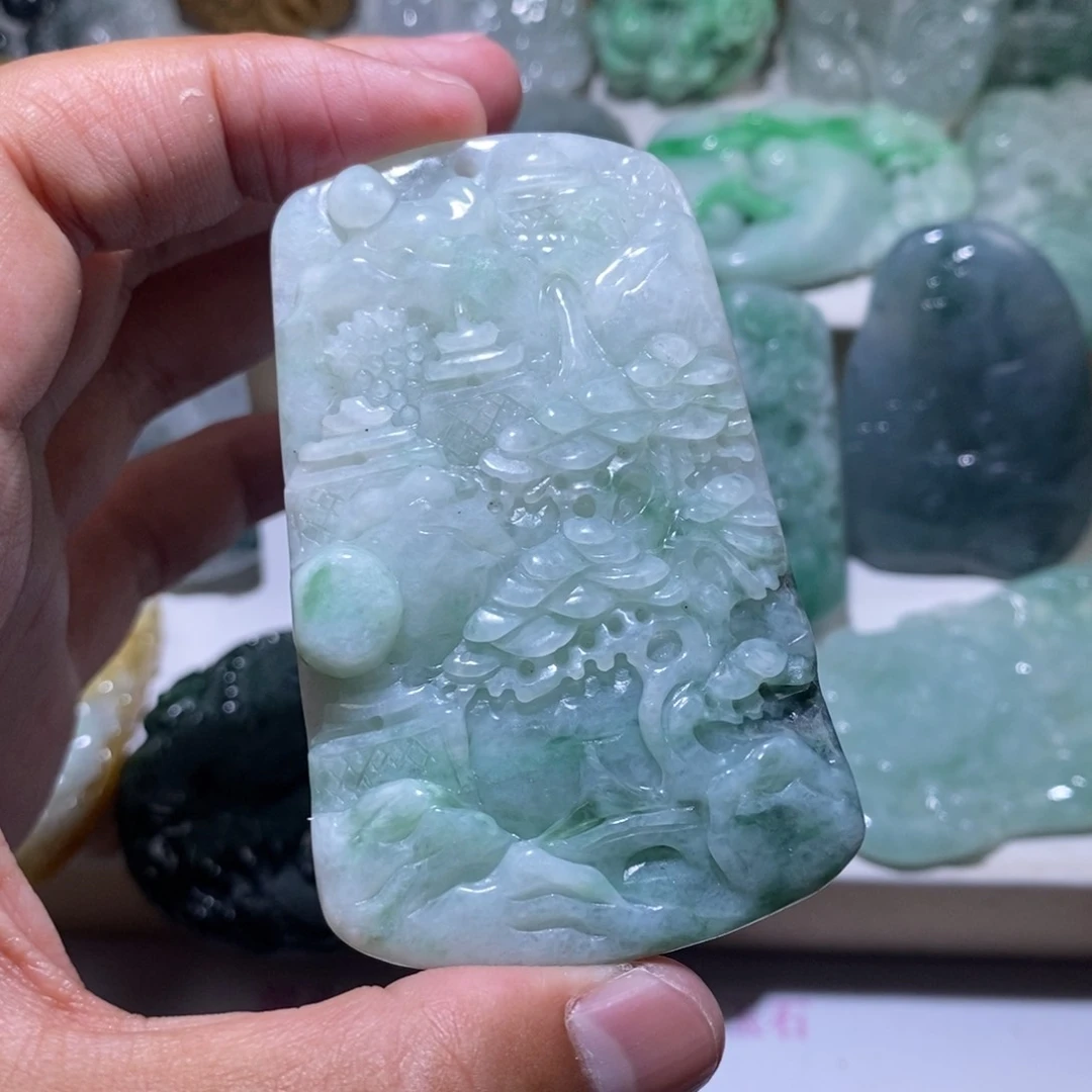 翡翠颈饰未镶嵌山水