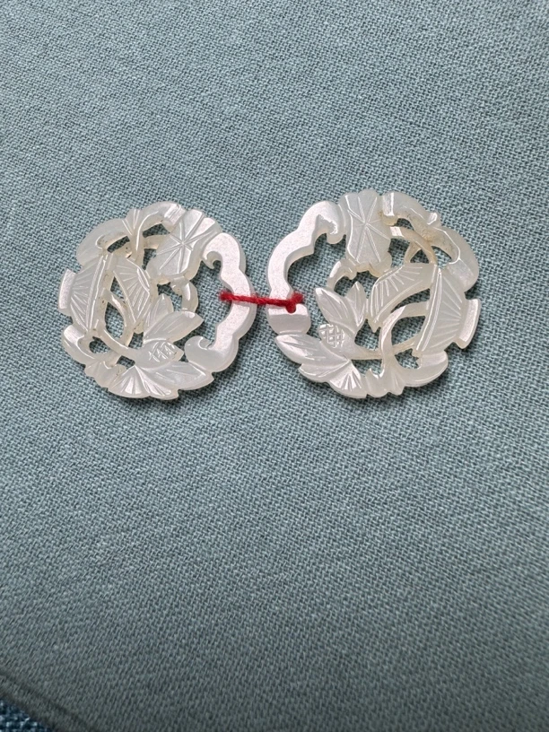 请代新疆和田玉透雕雕花片一对