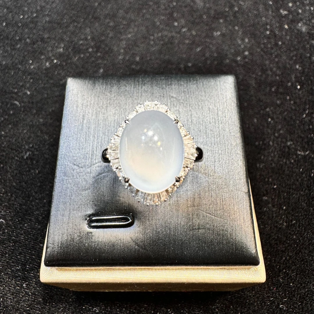 缅甸翡翠a货高冰种蛋面戒指时尚气质轻奢18K豪华镶嵌