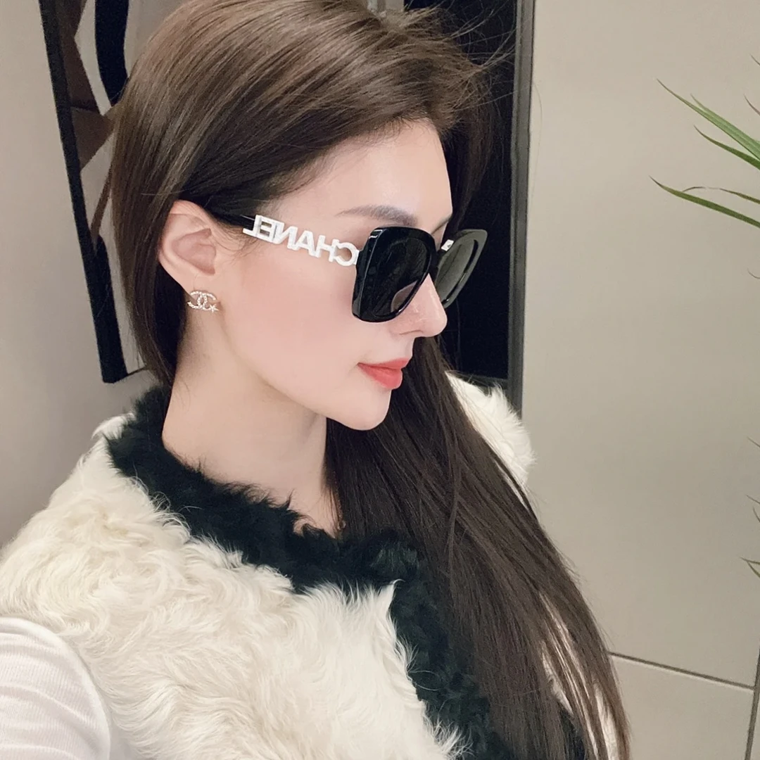 全新未使用  CHANEL 镂空水钻字母墨镜