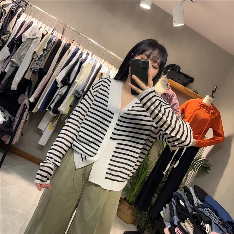 韩版宽松大码女装夏季薄款V领系扣长袖针织上衣条纹防晒开衫91008
