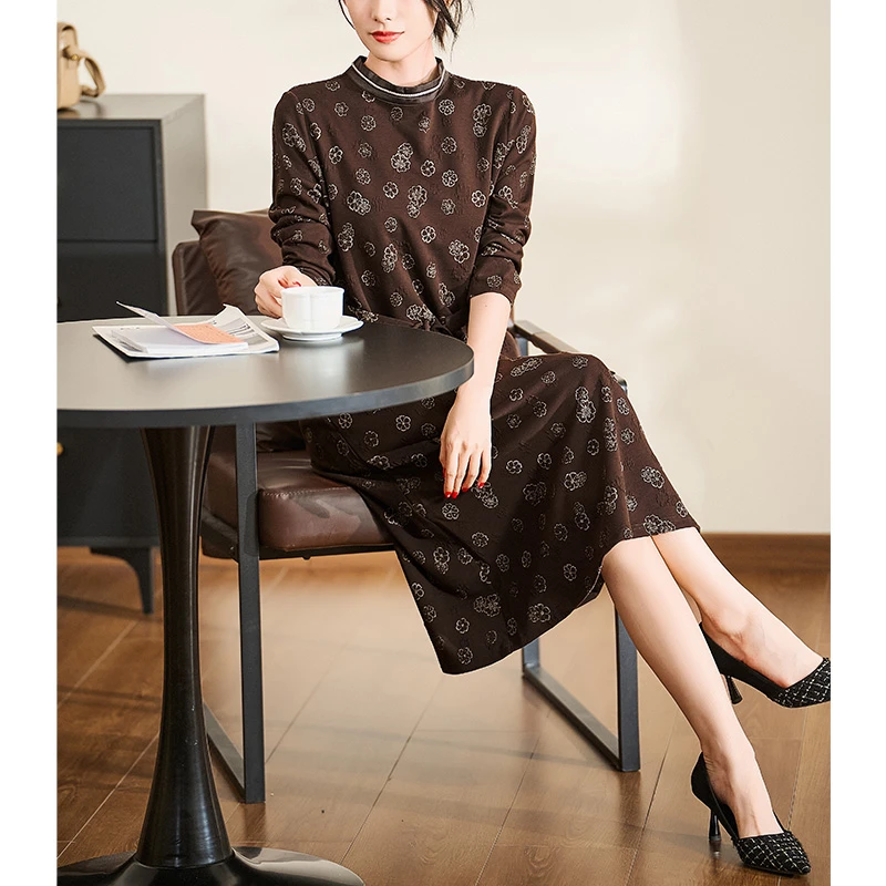 迪欧芙2024秋冬新款高级优雅精致立领棕色长袖女连衣裙#QLQ17409