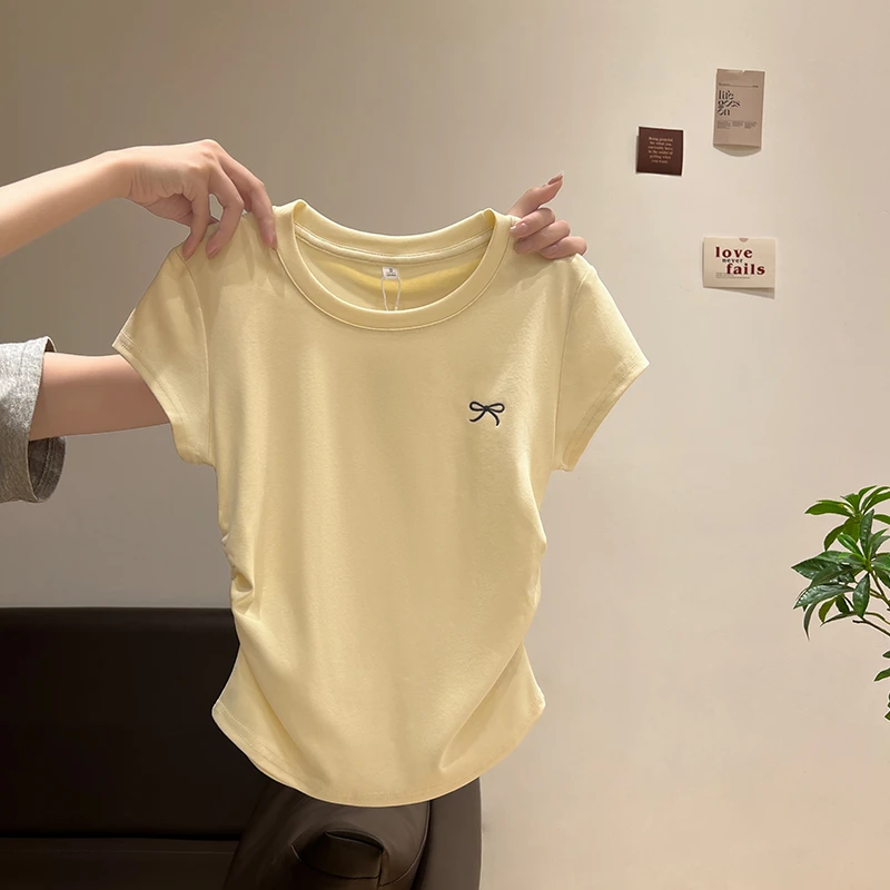 奶黄色圆领正肩显白短袖T恤女夏修身褶皱收腰蝴蝶结刺绣别致上衣1