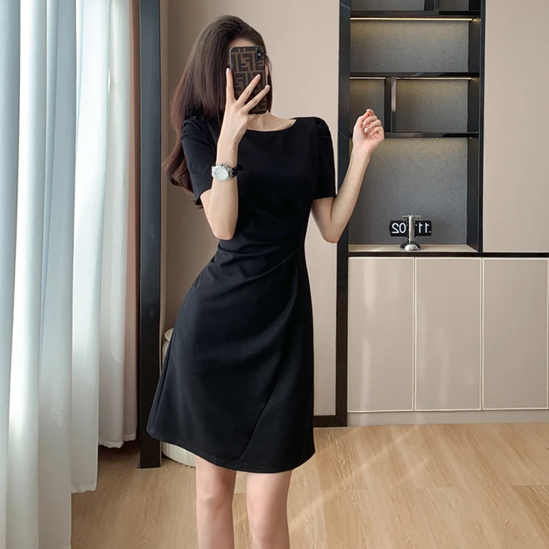 2023夏季短款黑色连衣裙气质高级感修身小众法式复古赫本风小黑裙