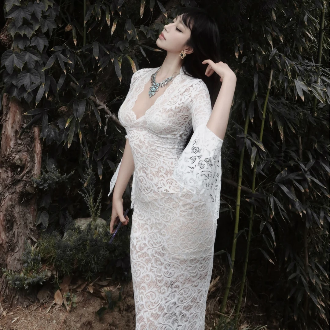 小众设计感《美神降临 》性感纯白深v蕾丝透视修身女王风长款连衣裙