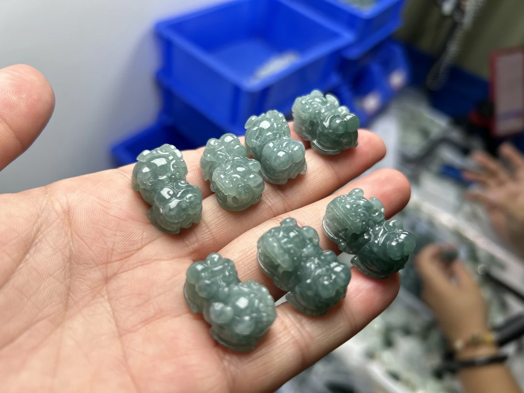 天然翡翠蓝水霸皇貔貅拍一发一精美