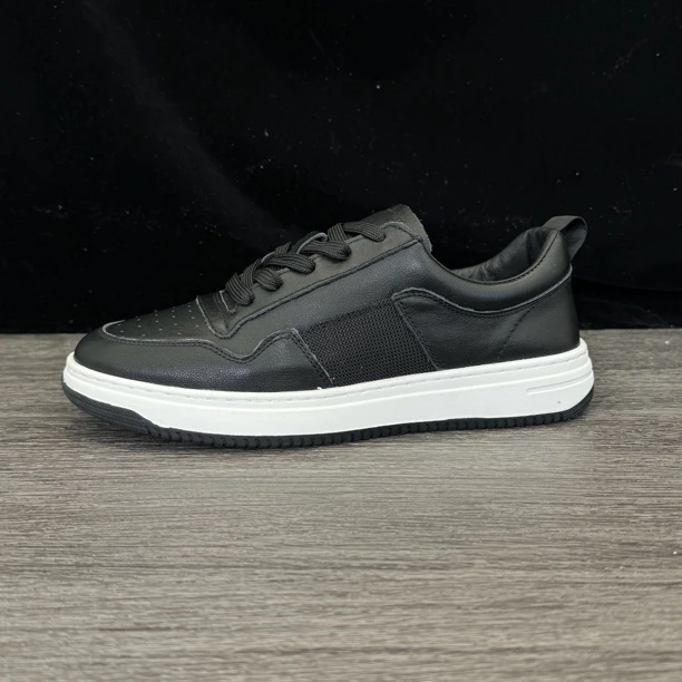 新款平底轻便实心男板鞋牛皮舒适运动鞋真皮缝线男皮鞋