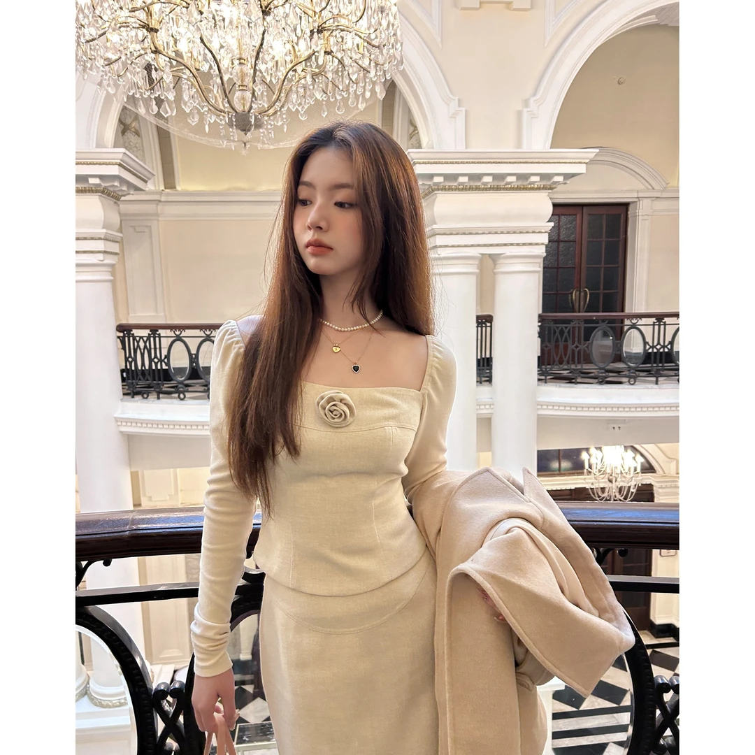 2025米驼色人字纹浪漫玫瑰针织拼接方领上衣长半裙套装