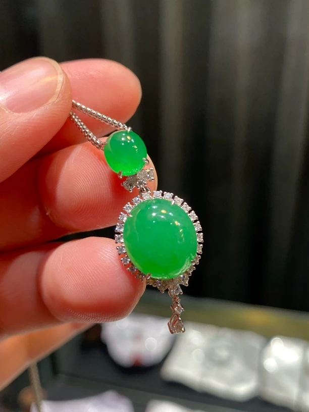 18K金镶翡翠吊坠