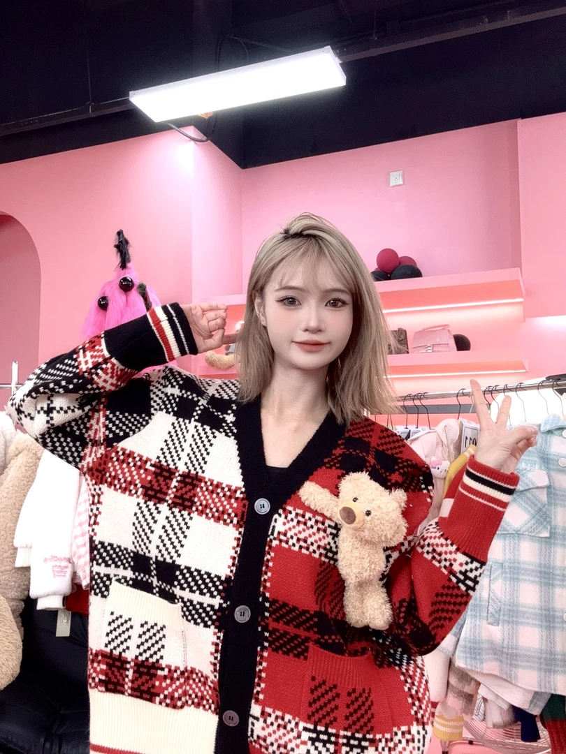 格子红白小熊开衫毛衣-071