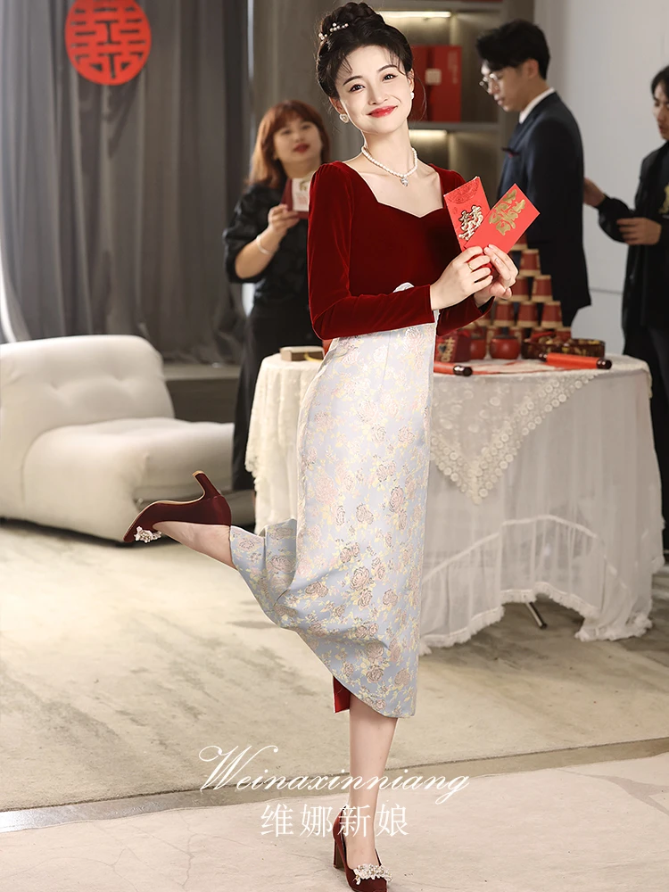 丝绒敬酒服新娘高级感酒红色2023新款订婚礼服连衣裙方领回门便装