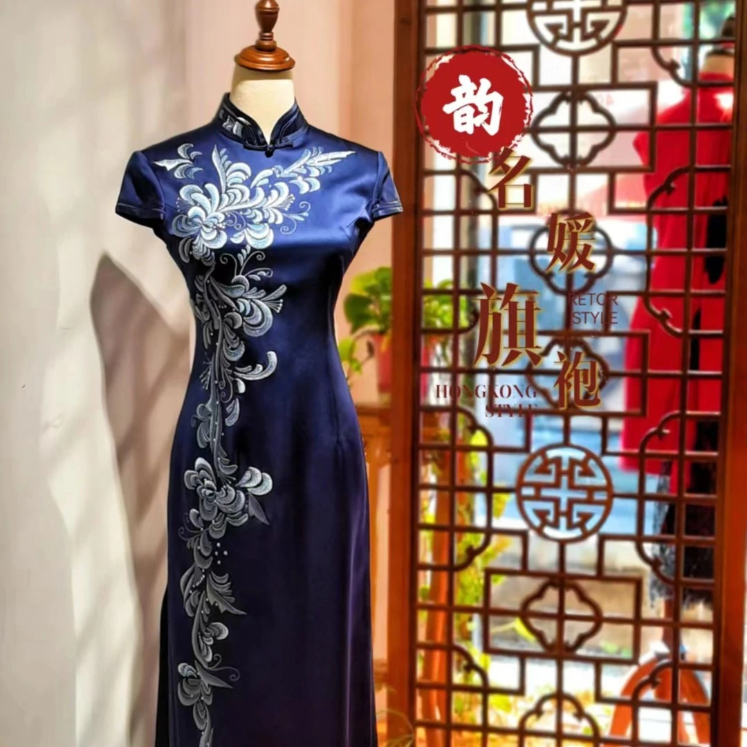 蓝色绣牵牛花长旗