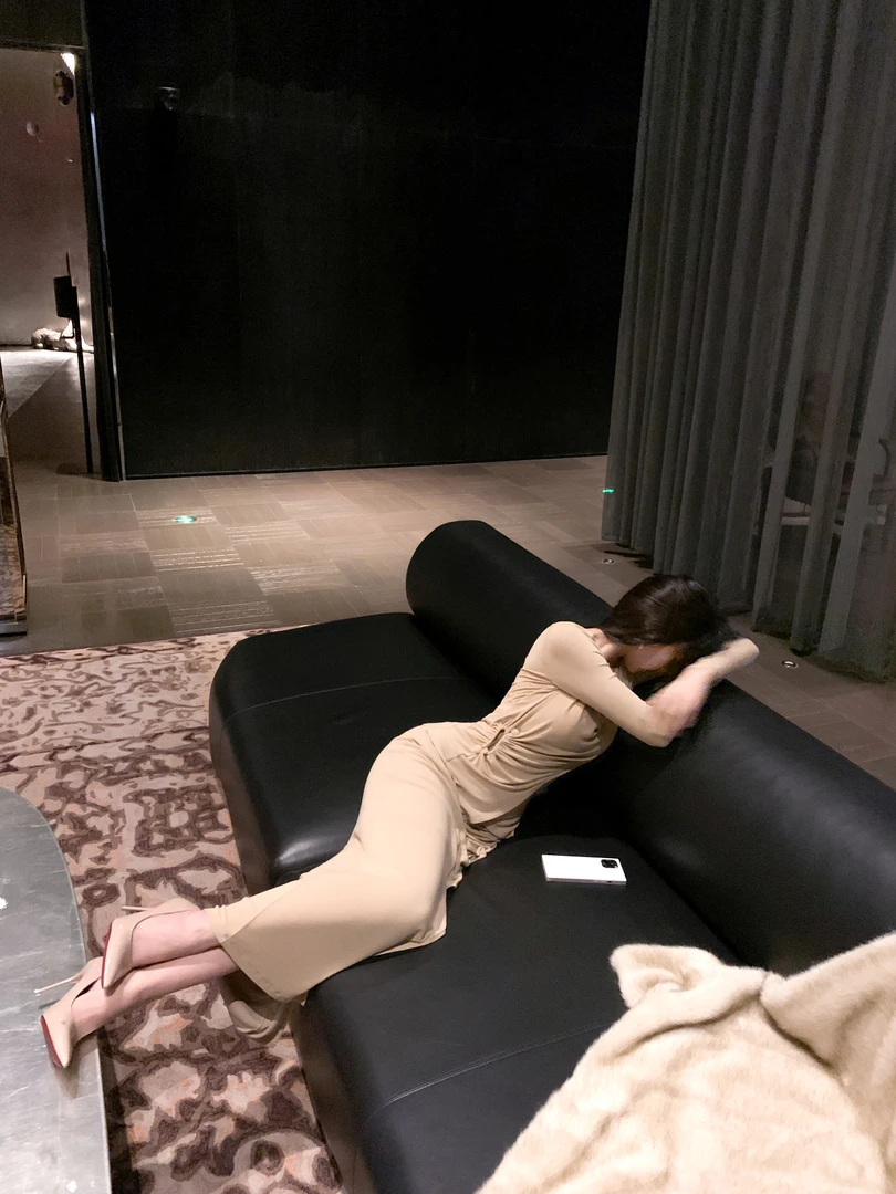 【小说女主】设计款套装气质时尚秋季针织开叉显瘦ZX02309