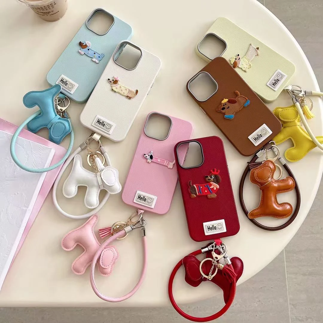 皮纹刺绣小狗适用iPhone16手机壳苹果15promax全包防摔14小狗挂绳