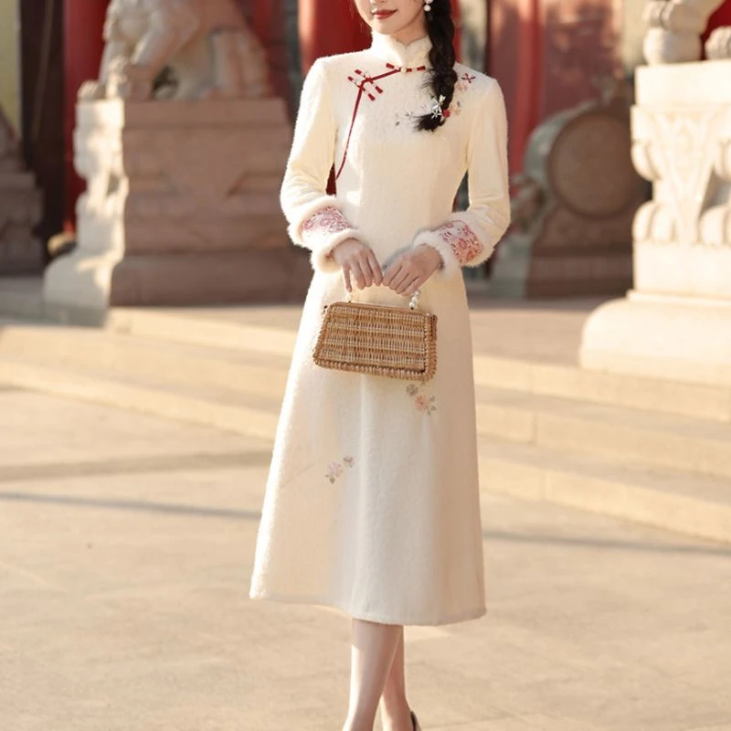 【小娘鱼】尘记【香妃】新中式白色/粉色冬季长款旗袍新中式拜年服女