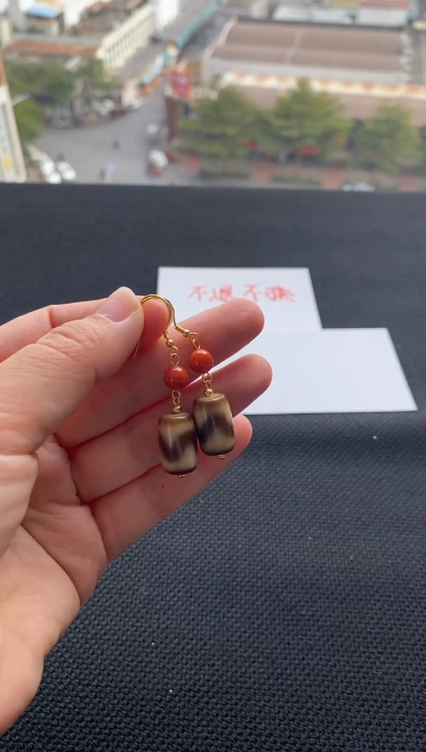 【闪购商品】玛瑙/玉髓耳环银S925镶嵌虎牙耳环