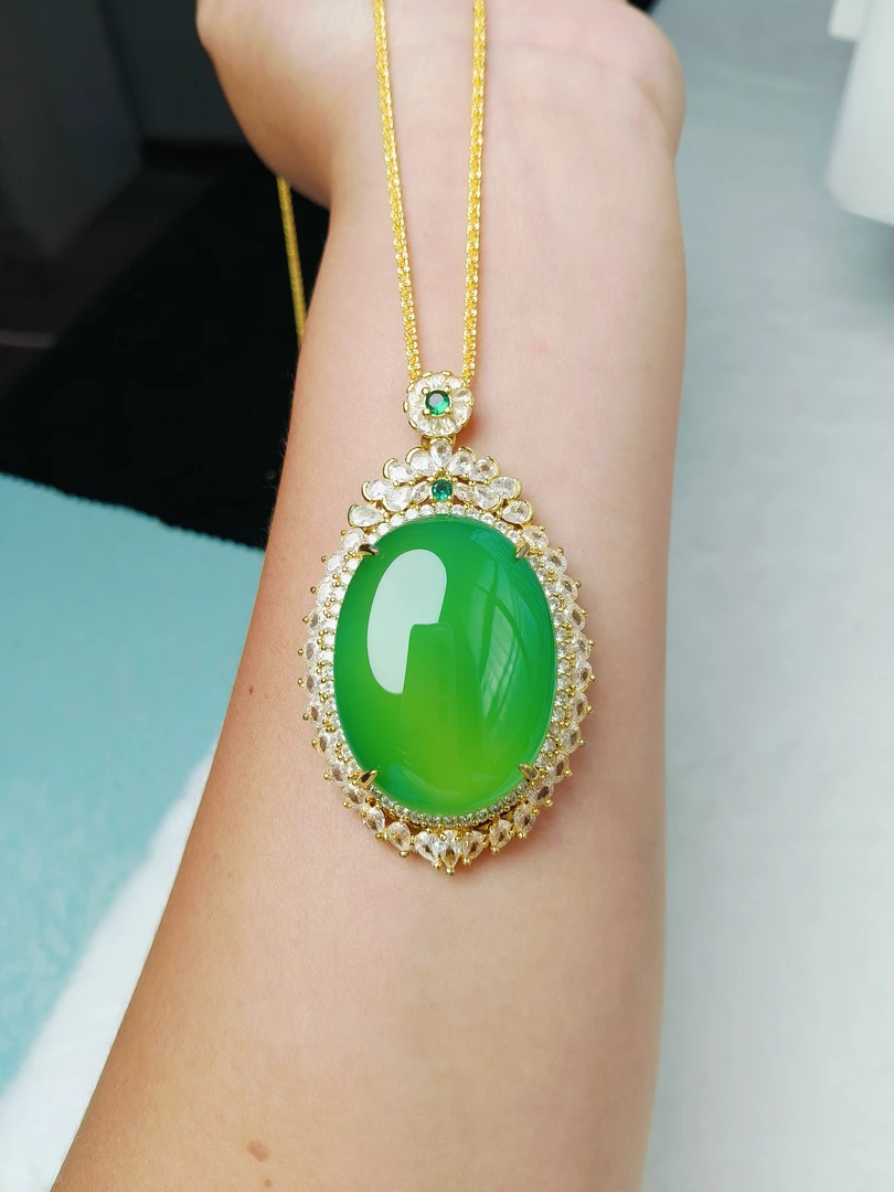 正品天然玉髓豪镶款满绿色鸽子蛋毛衣链吊坠