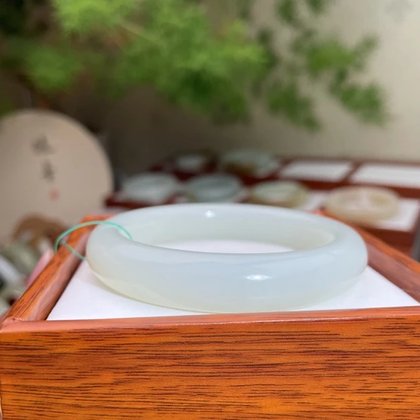 天然和田玉手镯老料细腻油润女士时尚女款