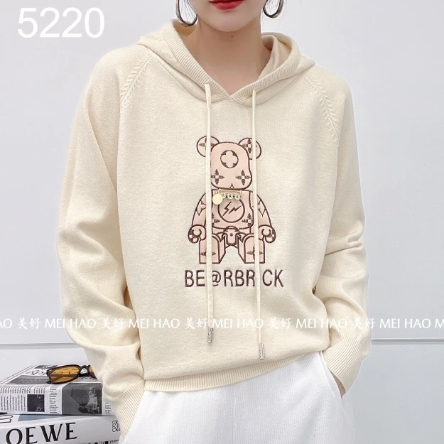 （整只小熊的）帽子针织套头，女装休闲装。